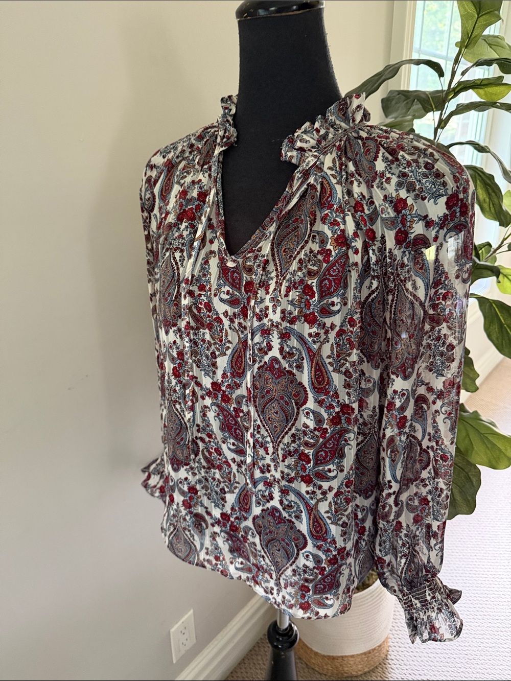 H&M CREAM PAISLEY LIGHTWEIGHT BLOUSE WITH RED AND BLUE ACCENTS